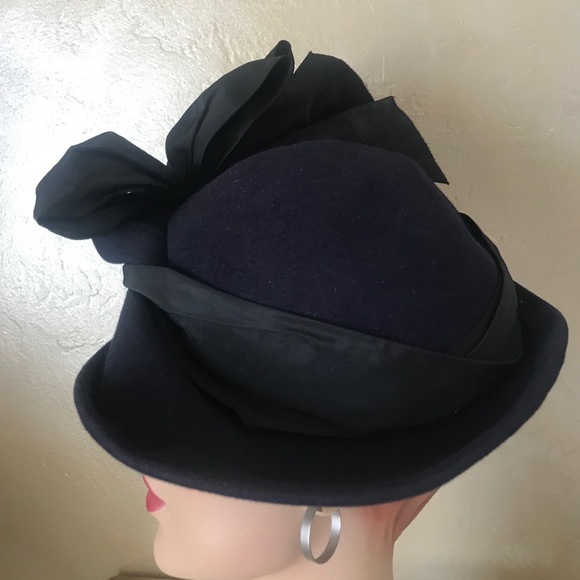 CHIC 1940s\' NAVY FELT FEDORA WITH BLACK FABRIC RIBBON AND LARGE BOW main image 11